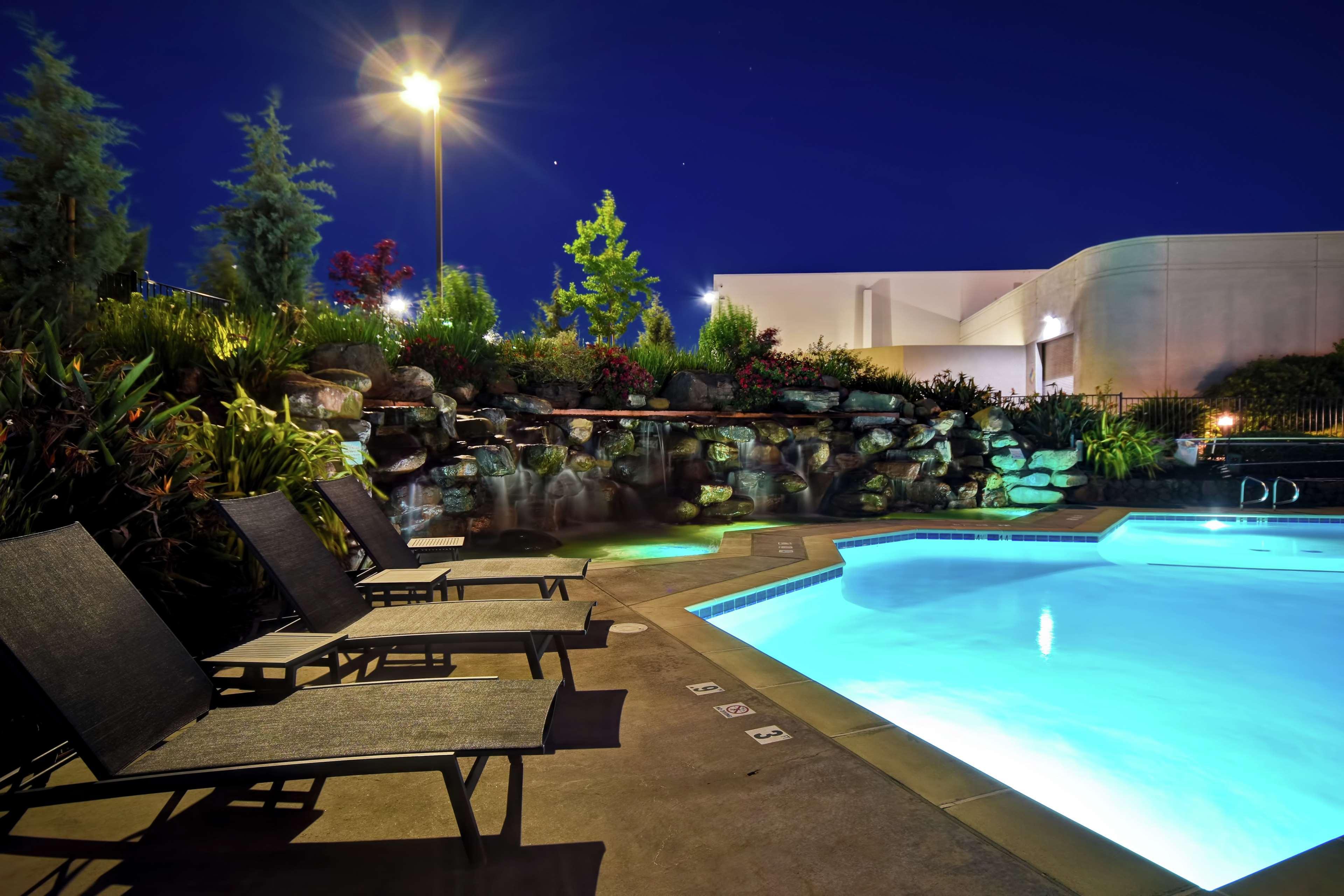 Hotel Doubletree By Hilton Pleasanton At The Club Zewnętrze zdjęcie