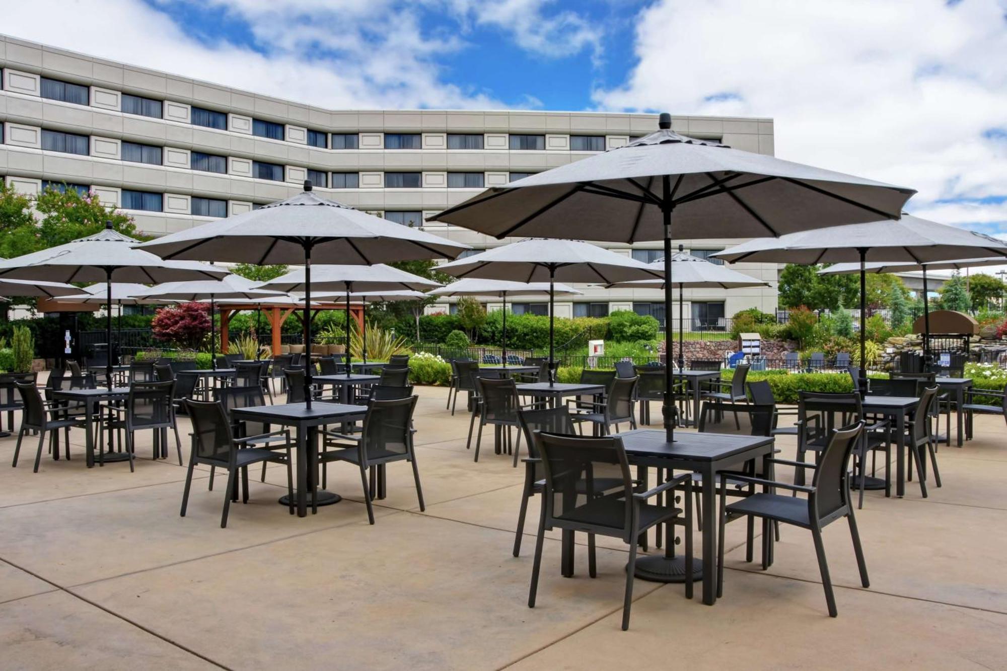 Hotel Doubletree By Hilton Pleasanton At The Club Zewnętrze zdjęcie